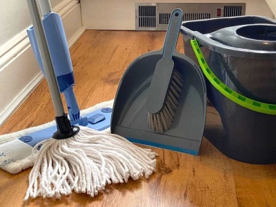 Gdy mop lepi się od brudu, robię mu taki lifting. Jest czysty jak nowy!