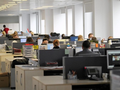 Premie na święta dla wszystkich pracowników. Obowiązkowe. Firmy krytykują premiera