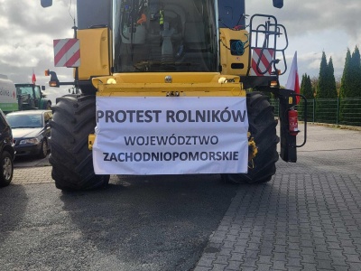 Dopłaty ruszyły, a nawozy w górę. Ile tak można?: Rolnicy protestują w Pyrzycach