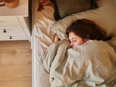 Gdy noc jest za krótka, mózg starzeje się szybciej. Nowe dane o bezsenności