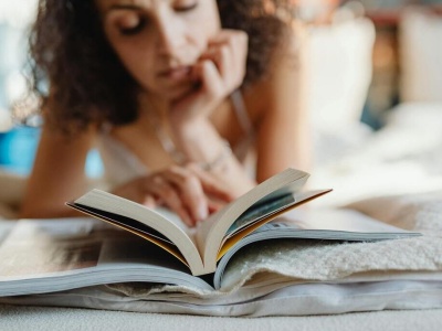 JOMO – nowy sposób na szczęście? Dlaczego warto czasem odpuszczać