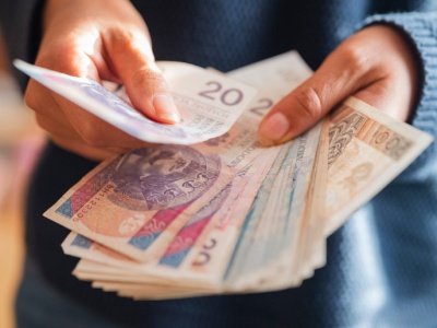 1300 zł miesięcznie dla każdego obywatela. Ministerstwo podało warunki