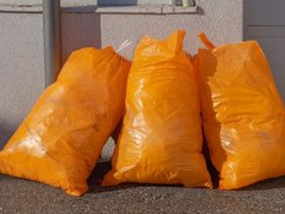 Pomarańczowe worki na śmieci w kolejnej gminie. Co do nich wrzucić?