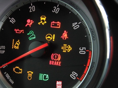 Kiedy trzeba zatankować samochód? Jazda na rezerwie to ryzykowna i kosztowna 