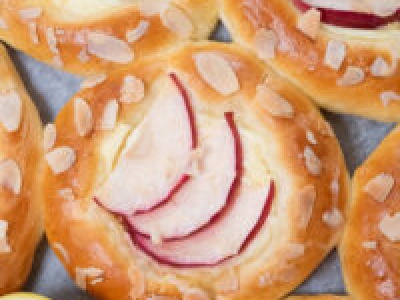 Drożdżówki z jabłkami i serem