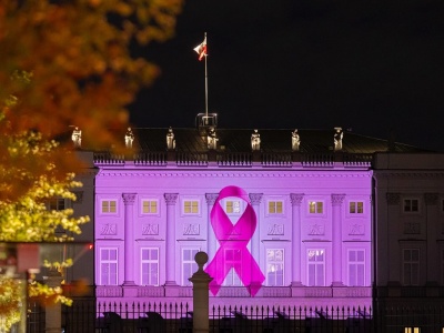 Na fasadzie Pałacu Prezydenckiego iluminacja w geście wsparcia kobiet dotkniętych rakiem piersi. To inicjatywa Pierwszej Damy