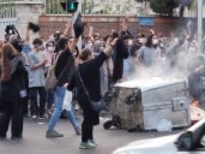 Iran się buntuje. Płoną chusty Chomeiniego