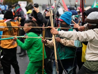 Ambasada USA ostrzelana z... luków. Nietypowy protest w Kolumbii