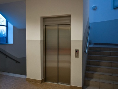 Kraków. Ciało młodej kobiety w windzie. Prokuratura przekazała nowe informacje