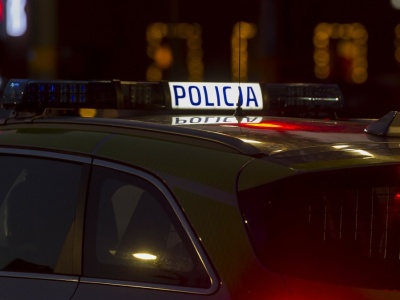 Nocny wypadek z udziałem policjantów. Akcja służb w centrum Warszawy