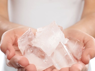 Lód, który nie topi się w temperaturze pokojowej? Naukowcy w szoku