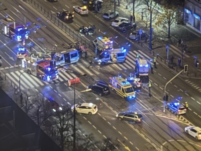 Radiowóz na sygnale zderzył się z osobówką - Uberem na Marszałkowskiej. 4 policjantów i obcokrajowiec w szpitalu