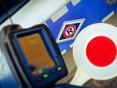 Policjanci z Limanowej zatrzymali kolegę. Jechał 140 km/h w zabudowanym