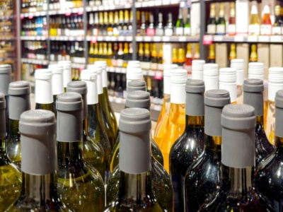 Rosną zarobki, tanieje alkohol. Eksperci ostrzegają przed konsekwencjami