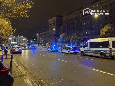Huczna impreza na Marszałkowskiej. Szklane butelki leciały z okien w kierunku policjantów. Uderzony w głowę został pieszy. W trakcie dojazdu rozbił się radiowóz