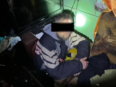 Zaginiony mężczyzna zatrzymany podczas włamania do domu. Próbował ukryć się za fotelem