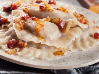 Zamiast ziemniaków, wrzuć do pierogów inny farsz. Fani kuchni włoskiej będą zachwyceni