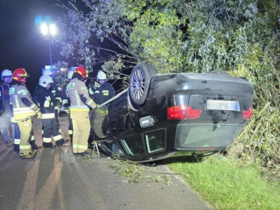 Zjechał z drogi i dachował. 29-letni kierowca audi z obrażeniami trafił do szpitala