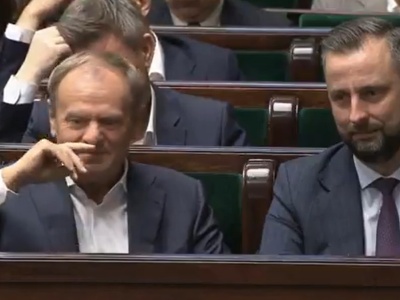 Nietypowa sytuacja w Sejmie. Tusk nagle wykonał dziwny gest do posła PiS