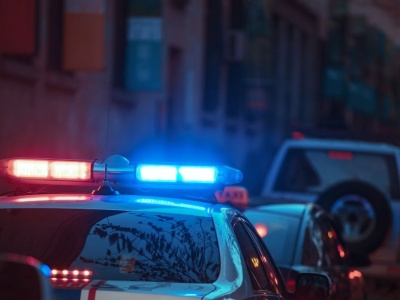 Awaryjne światła na drodze ujawniły dramat. Policjanci zbledli, kiedy zajrzeli do środka auta