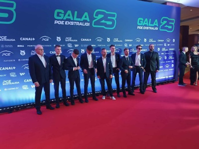 Żużel. Wiele kreacji i puchar w pasach. Tak żużlowcy wystroili się na galę (ZDJĘCIA)