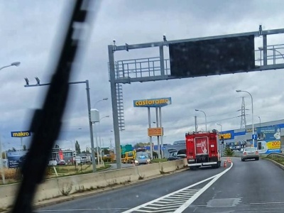 Jedno z aut wylądowało na barierze energochłonnej. Wypadek na trasie Ostrów – Kalisz (ZDJĘCIA)