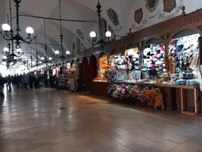 Rozpoczęła się wymiana żaluzji w kramach Sukiennic. Prace potrwają trzy lata