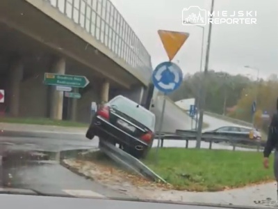 Zjeżdżał Mercedesem z trasy S8, zawisł na barierkach
