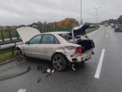 Na ekspresówce audi wpadło w poślizg. Auto uderzyło w bariery (zdjęcia)