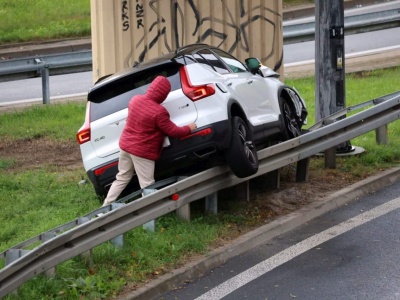 Było za szybko na łuku jezdni. Volvo wjechało na bariery, obok fiat zderzył się z oplem (zdjęcia)