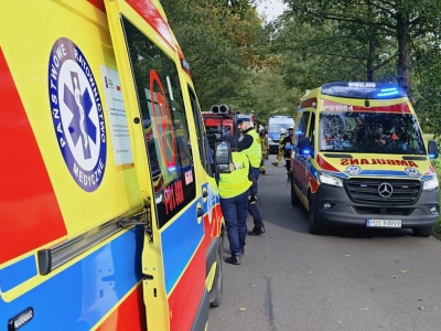 BMW rozkwaszone na drzewie. 3 osoby poszkodowane w tym dziecko (ZDJĘCIA)