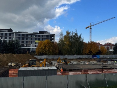 Budowa parkingu przy KSW nr 2 w Rzeszowie bez opóźnień. Na początku listopada ruszy montaż słupków