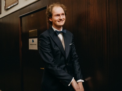 Piotr Pawlak zapowiada koncerty. 