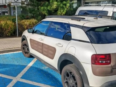 Praga-Południe. Używała karty zmarłej matki i zaparkowała na miejscu dla osoby z niepełnosprawnością