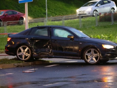 Zielone światło nie zawsze oznacza pierwszeństwa przejazdu. Kolejne zderzenie aut na tym skrzyżowaniu (zdjęcia)