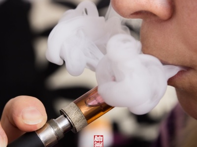 Mandat za palenie za kierownicą? Niemiecki sąd wydał przełomowe orzeczenie