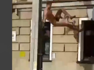 Legnica. Nagi mężczyzna wyszedł przez okno po kłótni z partnerką – spadł z drugiego piętra