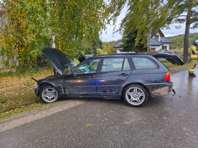 Zalasowa: samochód uderzył w ogrodzenie. Jedna osoba trafiła do szpitala