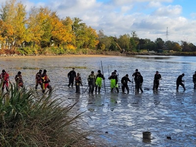Policja przeszukuje staw Błaskowiec. Sprawa zaginięcia Karoliny Wróbel