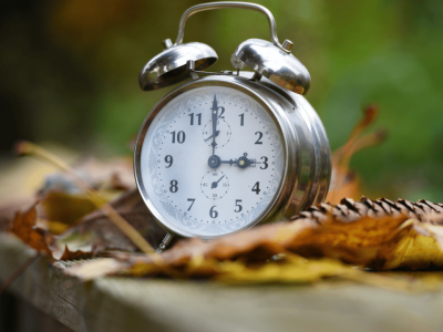 Zmian czasu 2025: 18-19 października to ostatnia noc! O tej godzinie przesuwamy wskazówkę