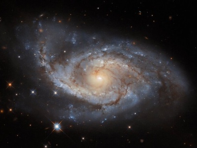 Astronomowie uchwycili galaktykę spiralną z poprzeczką w gwiazdozbiorze Żagla