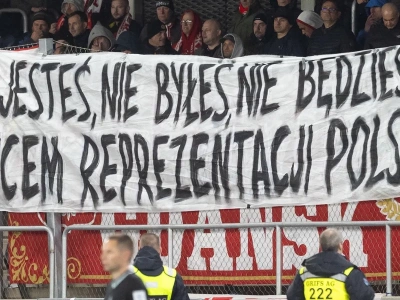 Polityka na stadionach piłkarskich? Druzgocąca opinia Polek i Polaków
