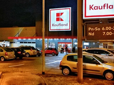 Parkowanie nocą pod Lidlem lub Biedronką. Czy grozi mandat albo odholowanie?