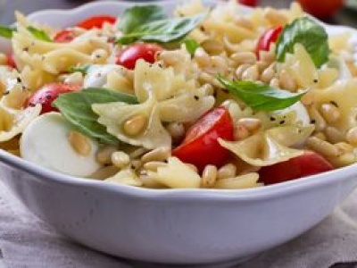 Ta sałatka zajmuje tyle, ile gotowanie makaronu. Moi goście ją uwielbiają