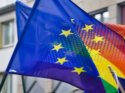 Jeszcze więcej homo-presji z Brukseli. Unia chce narzucić państwom m.in uznanie „rodzicielstwa” związków LGBT