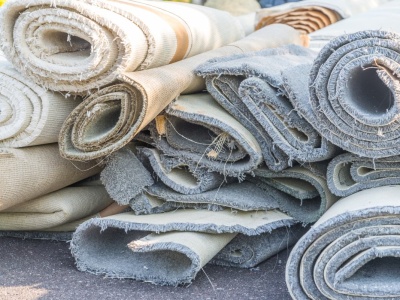 Gdzie wyrzucić stary dywan? Czy zaniesienie go do PSZOK-u jest dobrym pomysłem?