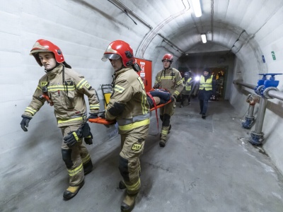 Nocne ćwiczenia służb w tunelu pod Martwą Wisłą