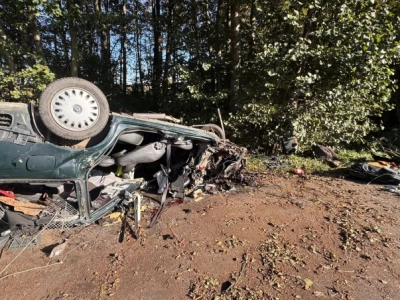 Koszmarny wypadek na Dolnym Śląsku. Pijany kierowca uderzył w drzewo