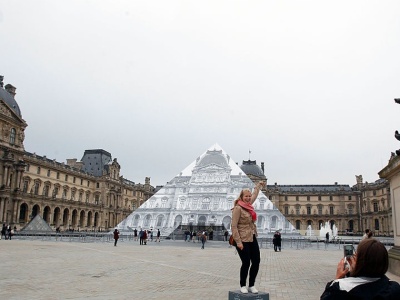 Złodzieje włamali się do Luwru. Są wstępne ustalenia śledczych