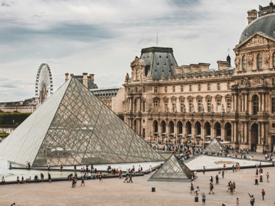 Napad rabunkowy w Luwrze. Z muzeum skradziono eksponaty za dziesiątki milionów euro